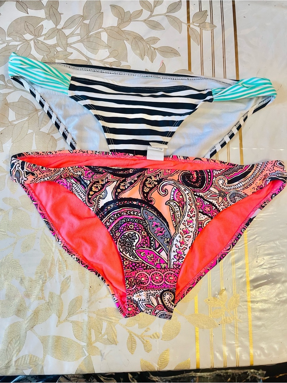 Lot Of 2 Swimsuit Hipster Bikini Bottoms
Multicolor Sz L/G